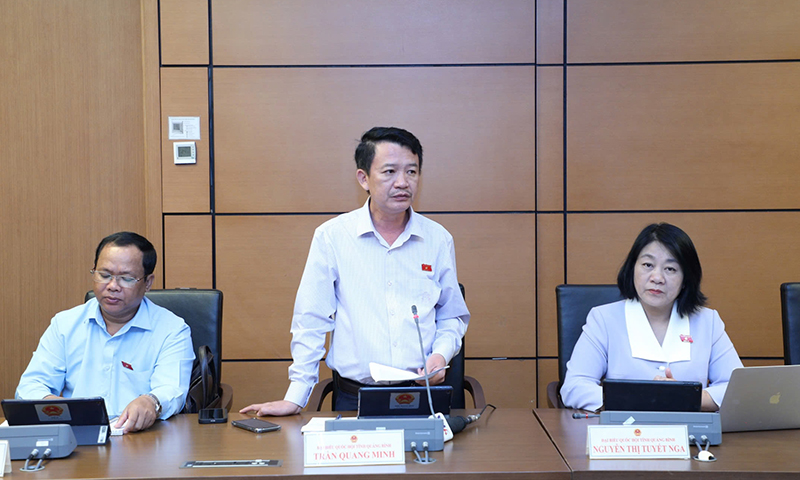 Đồng chí Trần Quang Minh tham gia thảo luận tổ.