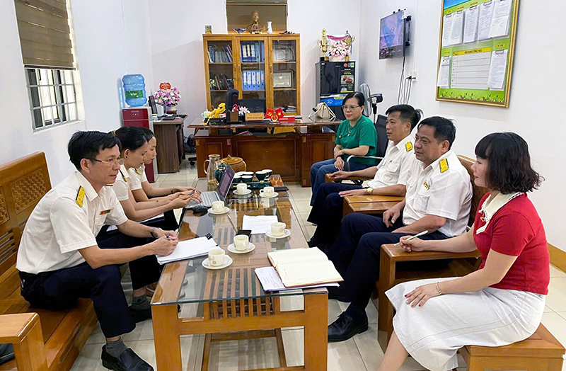 Đội thuế liên huyện Đồng Hới-Quảng Ninh hướng dẫn thực hiện chính sách thuế tại Trường tiểu học Lộc Ninh.