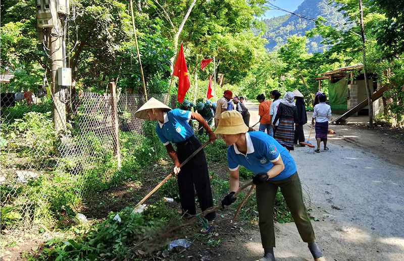 Hội LHPN xã Trường Sơn (Quảng Ninh) phối hợp với Chi đoàn Đồn Biên phòng Làng Mô cùng bà con bản Cây Cà tổ chức dọn dẹp vệ sinh, thu gom rác thải.