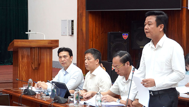 Đại biểu thảo luận tại phiên họp