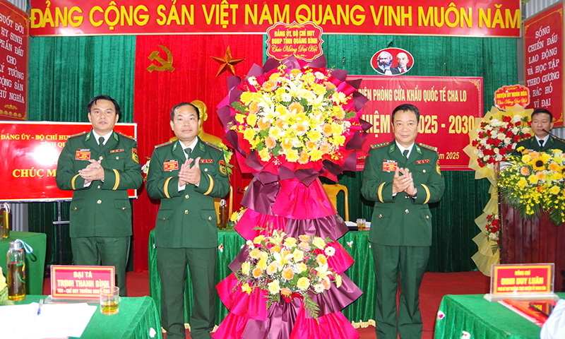 Đại tá Trịnh Thanh Bình, Chỉ huy trưởng Bộ Chỉ huy Bộ đội Biên phòng tỉnh tặng hoa chúc mừng Đại hội Đảng bộ Đồn Biên phòng Cửa khẩu quốc tế Cha Lo, nhiệm kỳ 2025-2030.