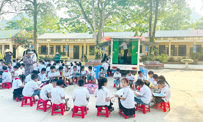 Các em học sinh huyện Minh Hóa rất hào hứng khi đến với xe thư viện lưu động.