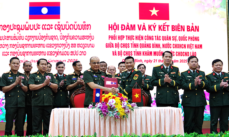 Đại diện lãnh đạo Bộ Chỉ huy Quân sự 2 tỉnh ký kết biên bản phối hợp.