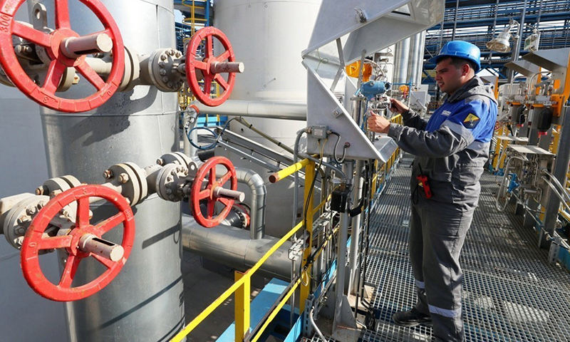 Công nhân điều chỉnh van tại trạm khí nén Slavyanskaya trên hệ thống đường ống dẫn khí đốt Nord Stream 2 của Tập đoàn Gazprom ở vùng Leningrad, Nga. Ảnh: TASS/TTXVN