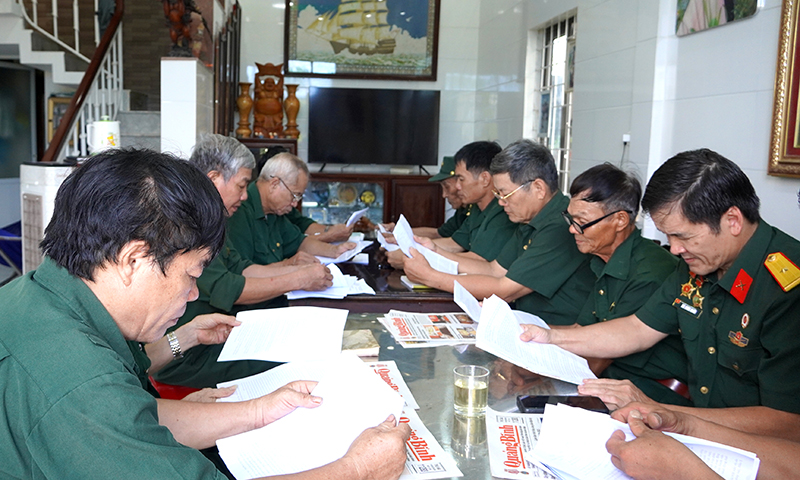 Cựu chiến binh phường Đức Ninh Đông (TP. Đồng Hới) nghiên cứu, thảo luận, đóng góp ý kiến sửa đổi, bổ sung Hiến pháp năm 2013.