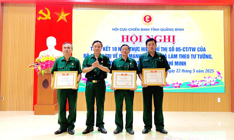 Các tập thể, cá nhân CCB tiêu biểu được nhận bằng khen của Trung ương Hội CCB Việt Nam.