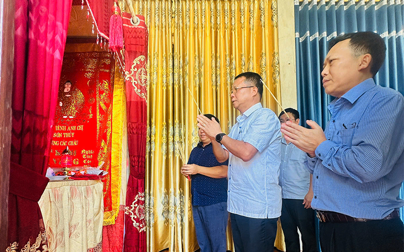 Lãnh đạo UBND huyện Bố Trạch thắp hương cho nạn nhân N.V.L ở xã Hạ Mỹ.