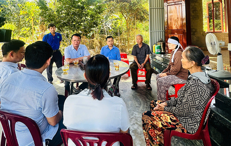 Lãnh đạo UBND huyện Bố Trạch thăm hỏi, động viên gia đình nạn nhân P.T.T.M ở xã Bắc Trạch.