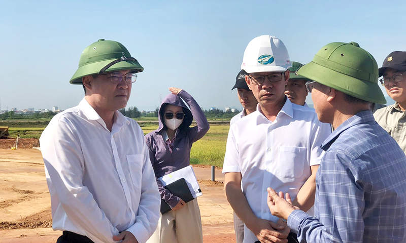 Đồng chí Phó Chủ tịch UBND tỉnh Phan Phong Phú kiểm tra thực địa dự án Hệ thống đường nối từ trung tâm thành phố đi sân bay Đồng Hới.