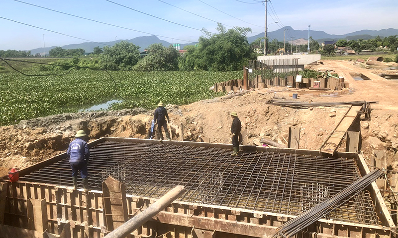 Hiện trường thi công dự án Cầu thôn Ba Đa, xã Nghĩa Ninh, TP. Đồng Hới.