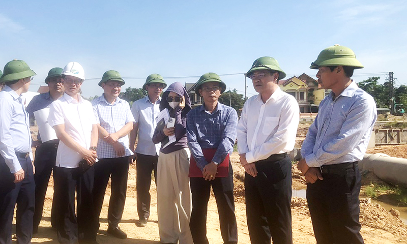 Đồng chí Phó Chủ tịch UBND tỉnh Phan Phong Phú yêu cầu chủ đầu tư và các đơn vị liên quan đôn đốc, giải quyết các vướng mắc, tồn tại trong triển khai thực hiện các dự án.