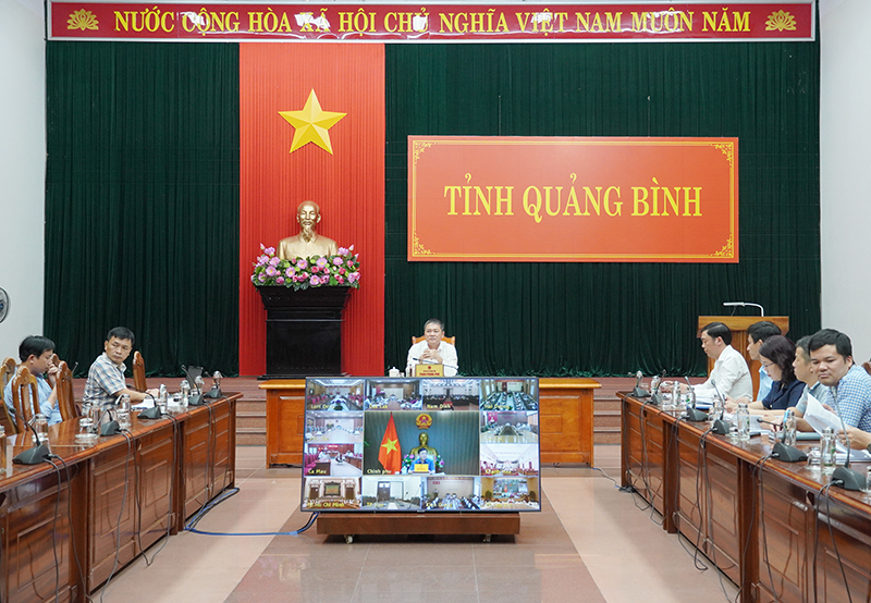.Đồng chí Phó Chủ tịch UBND tỉnh Phan Phong Phú chủ trì cuộc họp tại điểm cầu Quảng Bình.