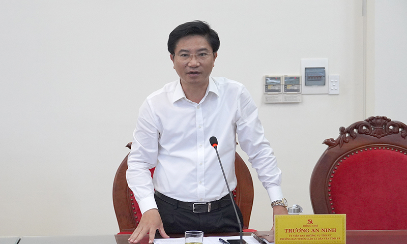 Đồng chí Trương An Ninh, Ủy viên Ban Thường vụ, Trưởng ban Tuyên giáo và Dân vận Tỉnh ủy phát biểu tại phiên họp.