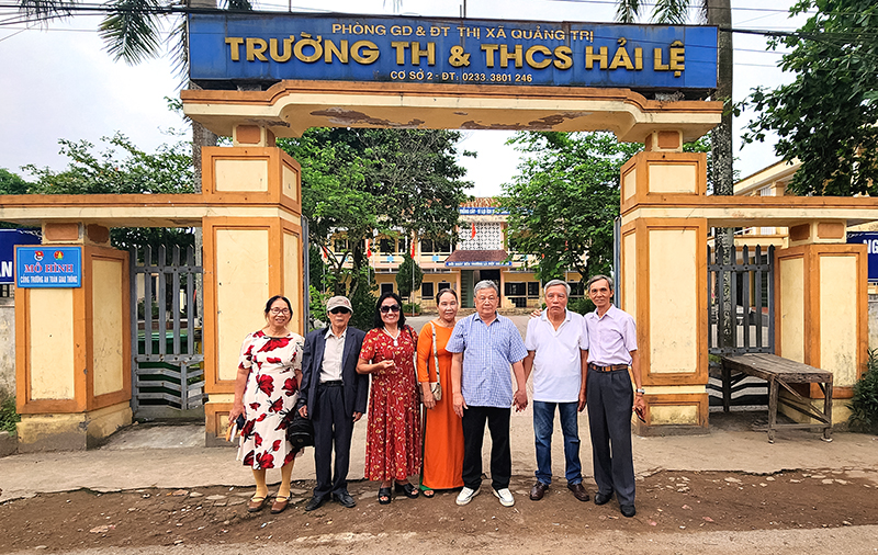 Các thầy, cô giáo Quảng Bình tăng cường cho tỉnh Quảng Trị  thăm lại ngôi trường xưa nơi mình từng công tác.