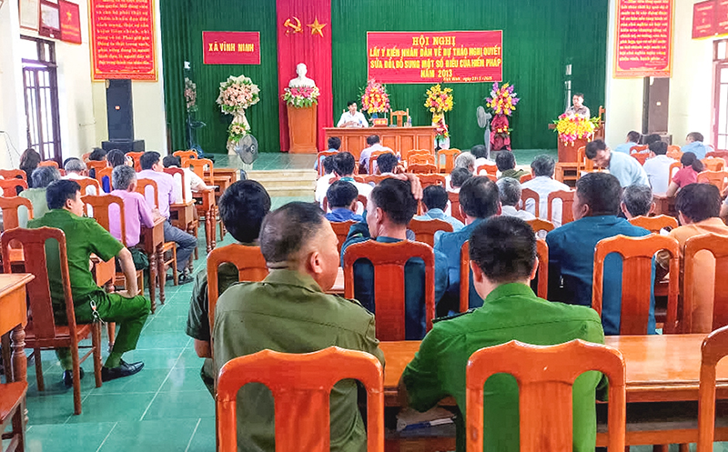 Đông đảo người dân xã Vĩnh Ninh (Quảng Ninh) tham gia góp ý dự thảo Nghị quyết về sửa đổi, bổ sung một số điều Hiến pháp năm 2013.