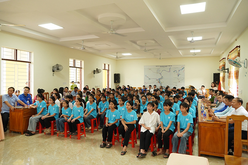 Phiên tòa giả định thu hút đông đảo học sinh, người dân tham gia.