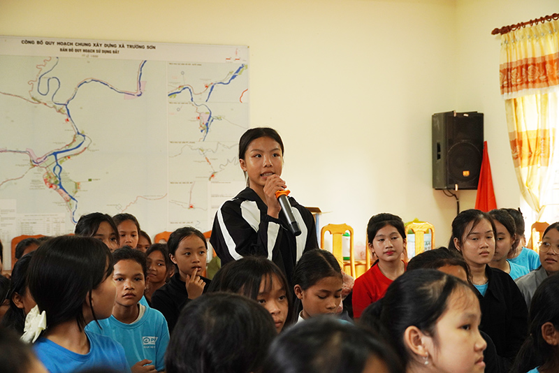 Các em học sinh thể hiện 