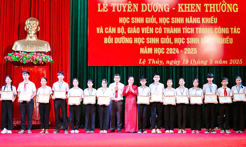 Tuyên dương, khen thưởng học sinh giỏi huyện Lệ Thủy năm học 2024-2025.