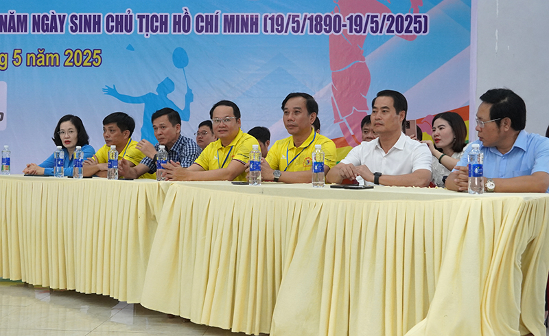 Các đại biểu tham dự lễ khai mạc.