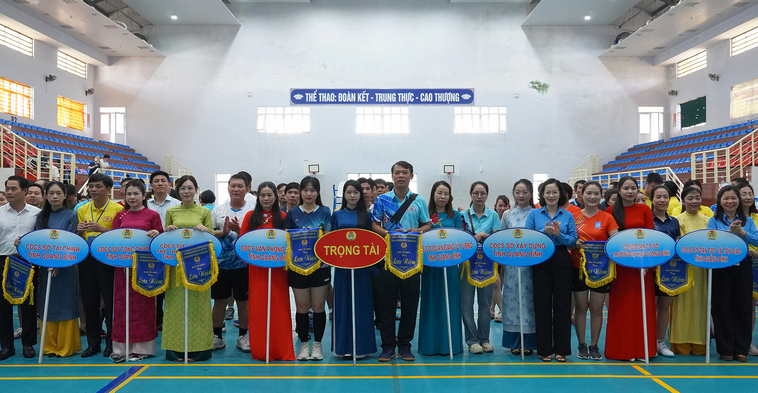 Đại diện lãnh đạo Liên đoàn Lao động tỉnh và Ban Tổ chức trao cờ lưu niệm cho các đội tham gia.