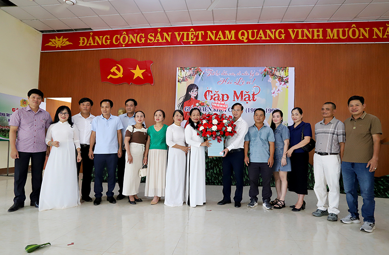 Các cựu học sinh xã Hải Lệ tặng hoa chúc mừng các thầy cô người Quảng Bình.