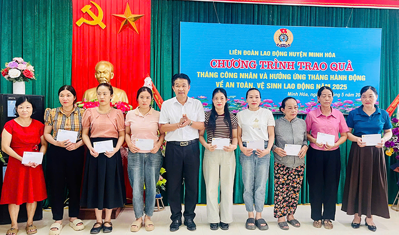 Lãnh đạo huyện Minh Hóa trao quà hỗ trợ đoàn viên công đoàn có hoàn cảnh khó khăn.