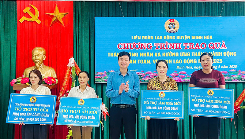 Trao quà hỗ trợ mái ấm công đoàn cho đoàn viên.