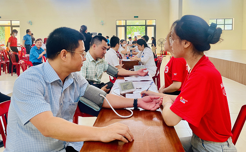 Các tình nguyện viên được kiểm tra tổng thể sức khỏe trước khi tham gia hiến máu.