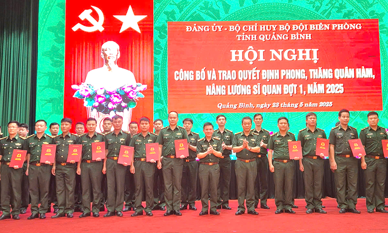 Thủ trưởng Bộ Chỉ huy BĐBP tỉnh trao quyết định cho các sĩ quan.