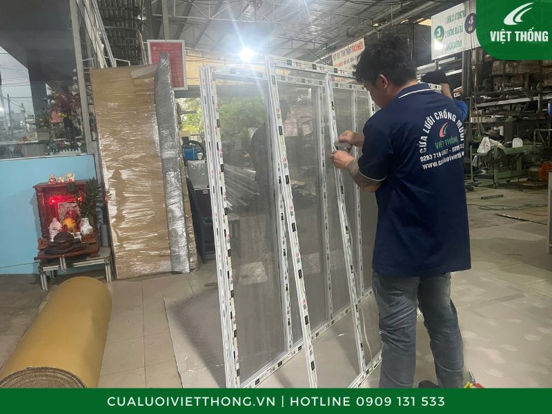 Cận cảnh chất liệu lưới inox 304 và khung nhôm sơn tĩnh điện cao cấp của Việt Thống.