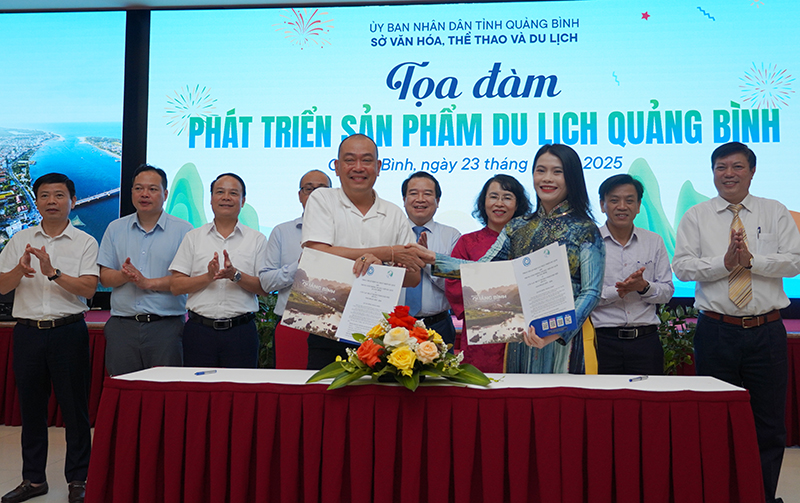 Lãnh đạo Trung tâm xúc tiến du lịch Quảng Bình ký kết hợp tác cùng các doanh nghiệp.
