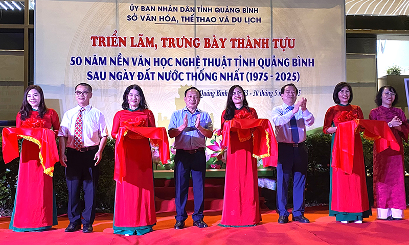 Các đại biểu cắt băng khai mạc triển lãm.