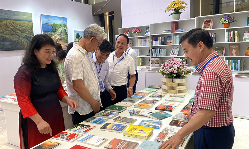 Đại biểu nghe giới thiệu về không gian Triển lãm, trưng bày thành tựu 50 năm nền VHNT Quảng Bình sau ngày đất nước thống nhất.