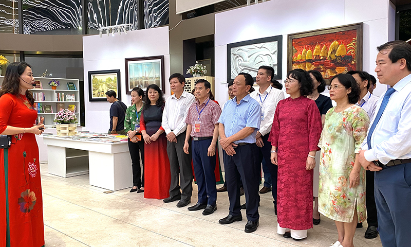 Đại biểu và đông đảo du khách xem các tác phẩm được trưng bày tại triển lãm.