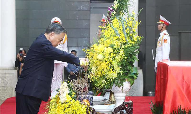 Tổng Bí thư Tô Lâm dâng hương trước linh cữu nguyên Chủ tịch nước Trần Đức Lương. Ảnh: TTXVN