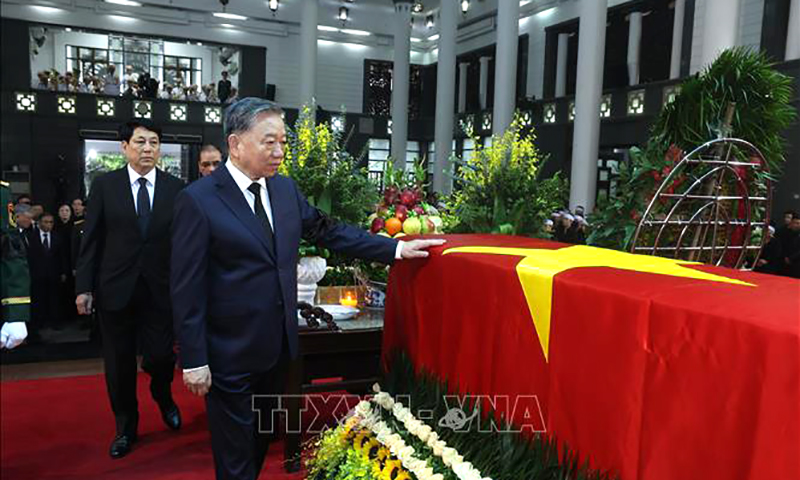 Đoàn Ban chấp hành Trung ương Đảng do Tổng Bí thư Tô Lâm dẫn đầu vào viếng nguyên Chủ tịch nước Trần Đức Lương. Ảnh: TTXVN