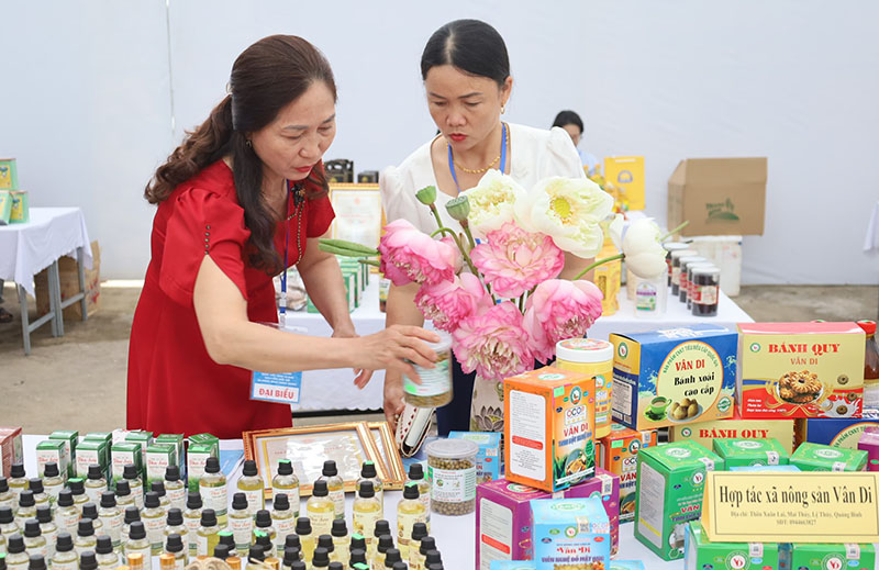 Gian trưng bày, giới thiệu sản phẩm của HTX nông sản Vân Di (xã Mai Thủy, Lệ Thủy).