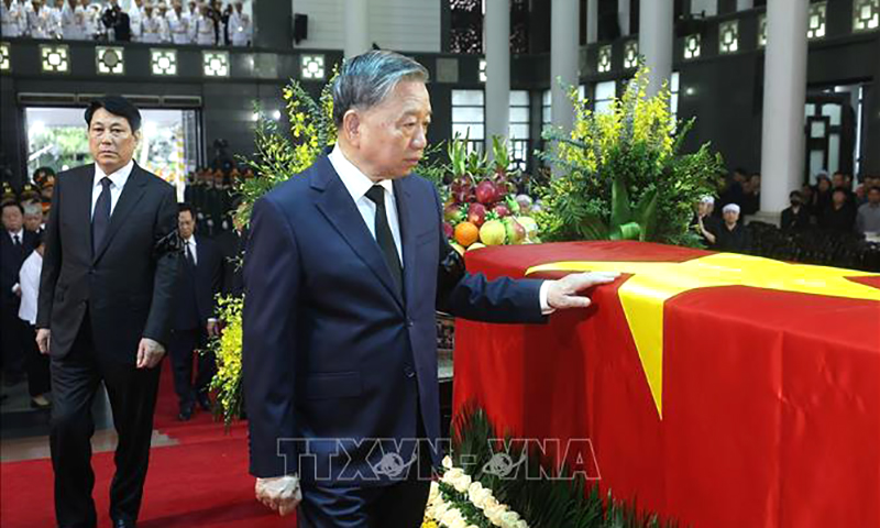 Tổng Bí thư Tô Lâm, Chủ tịch nước Lương Cường cùng các đại biểu đi vòng quanh linh cữu lần cuối, tiễn biệt nguyên Chủ tịch nước Trần Đức Lương. Ảnh: TTXVN