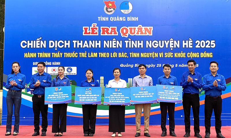 Trao biển tượng trưng hỗ trợ các công trình, phần việc thanh niên.