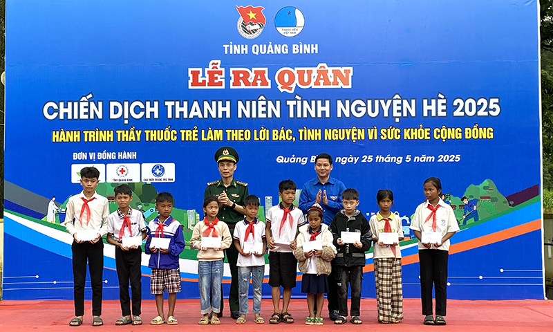 Trao học bổng cho học sinh hoàn cảnh khó khăn vươn lên trong học tập.