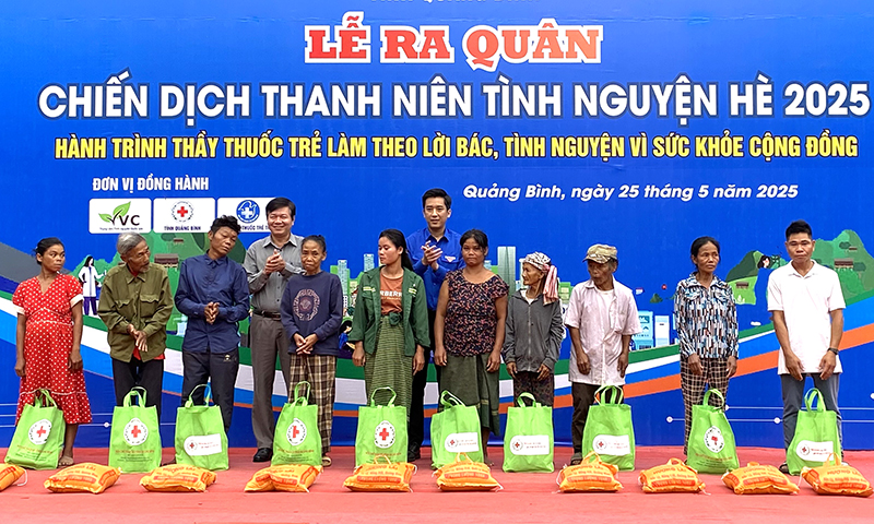 Trao quà cho các gia đình hoàn cảnh khó khăn. 