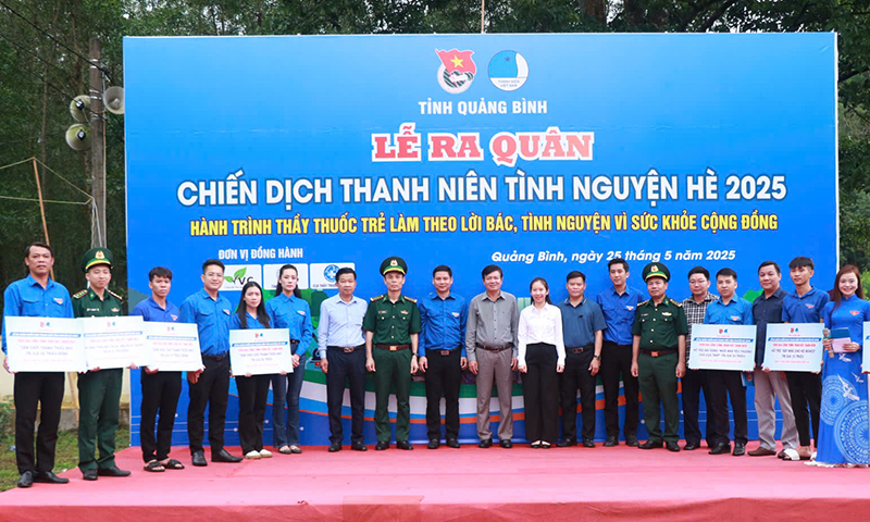 Ban Tổ chức trao biển giao nhiệm vụ triển khai các công trình, phần việc thanh niên trong chiến dịch Thanh niên tình nguyện hè năm 2025.