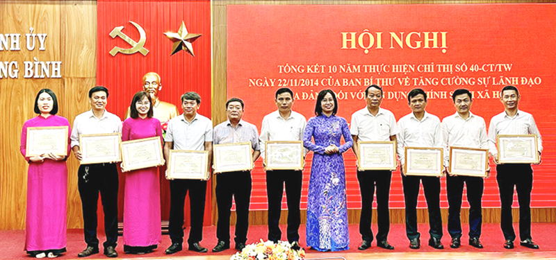  Anh Nguyễn Tuấn Ngọc (ngoài cùng bên phải) được khen thưởng vì đã có thành tích xuất sức trong hoạt động tín dụng chính sách xã hội.