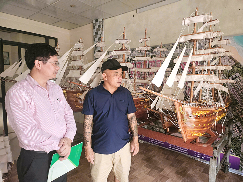 Nhờ nguồn vốn vay chính sách, anh Dương Quang Hương ở xã Nhân Trạch có cơ hội để đầu tư phát triển mô hình chế tác tàu thuyền.