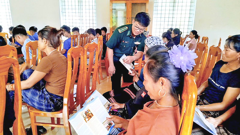 Đoàn Thanh niên BĐBP tỉnh Quảng Bình tổ chức tuyên truyền, phổ biến giáo dục pháp luật cho bà con dân tộc thiểu số tại bản Ra Mai, xã Trọng Hóa.