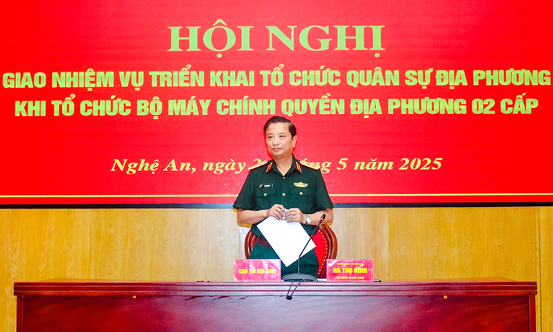  Trung tướng Hà Thọ Bình, Tư lệnh Quân khu chủ trì hội nghị.