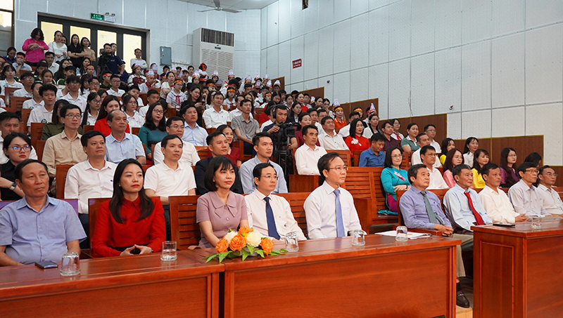 Các đại biểu dự lễ khai mạc.