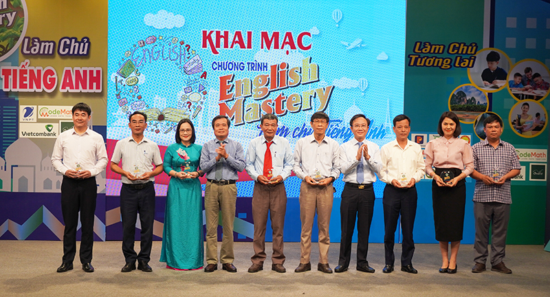 Đồng chí Phó Chủ tịch UBND tỉnh Hoàng Xuân Tân và đồng chí Tổng Biên tập Báo và Đài PT-TH Quảng Bình Đinh Tùng Lâm trao cúp lưu niệm cho ban tổ chức chương trình.