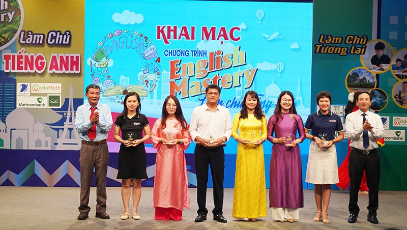 Đại diện lãnh đạo Sở GD-ĐT và Báo và Đài PT-TH Quảng Bình trao cúp lưu niệm cho các thành viên Ban Giám khảo, Ban Đề thi.