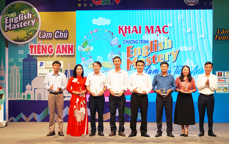 Đại diện lãnh đạo Sở GD-ĐT và lãnh đạo Báo và Đài PT-TH Quảng Bình trao cúp lưu niệm cho đại diện các phòng GD-ĐT.